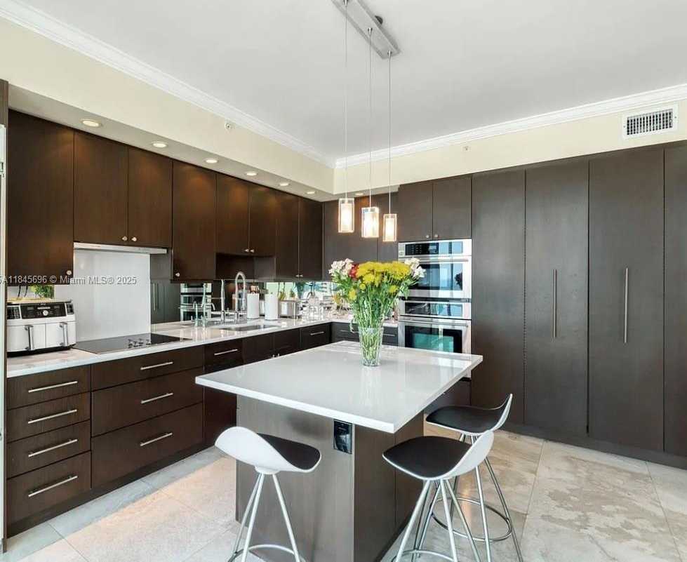 Small Image of 300 SOUTH POINTE DR #1902, Miami Beach Number 3