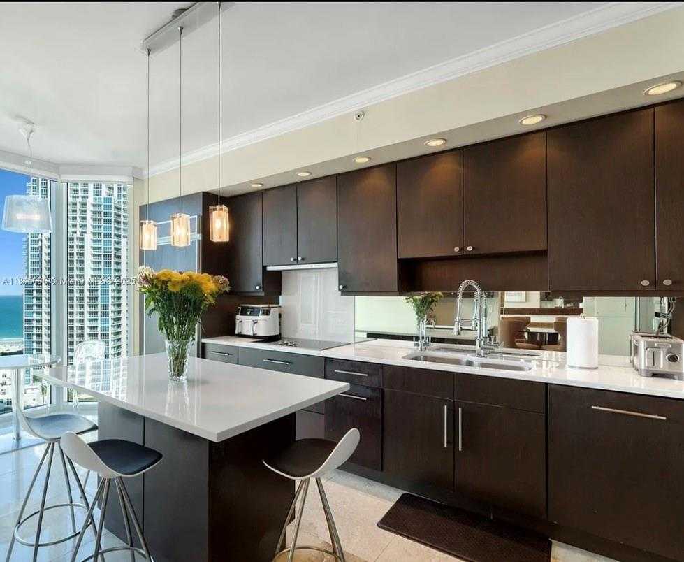 Small Image of 300 SOUTH POINTE DR #1902, Miami Beach Number 8