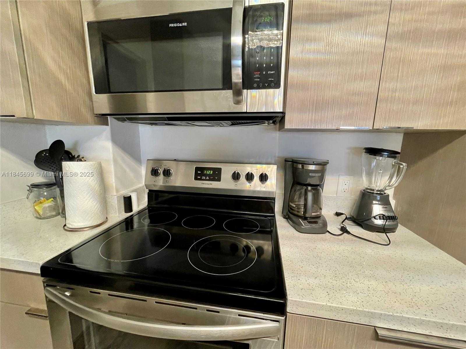 Small Image of 10185 COLLINS AVE #PH06(+DEN), Bal Harbour Number 21
