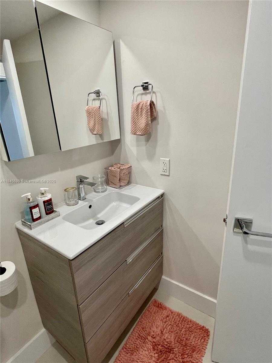 Small Image of 10185 COLLINS AVE #PH06(+DEN), Bal Harbour Number 36