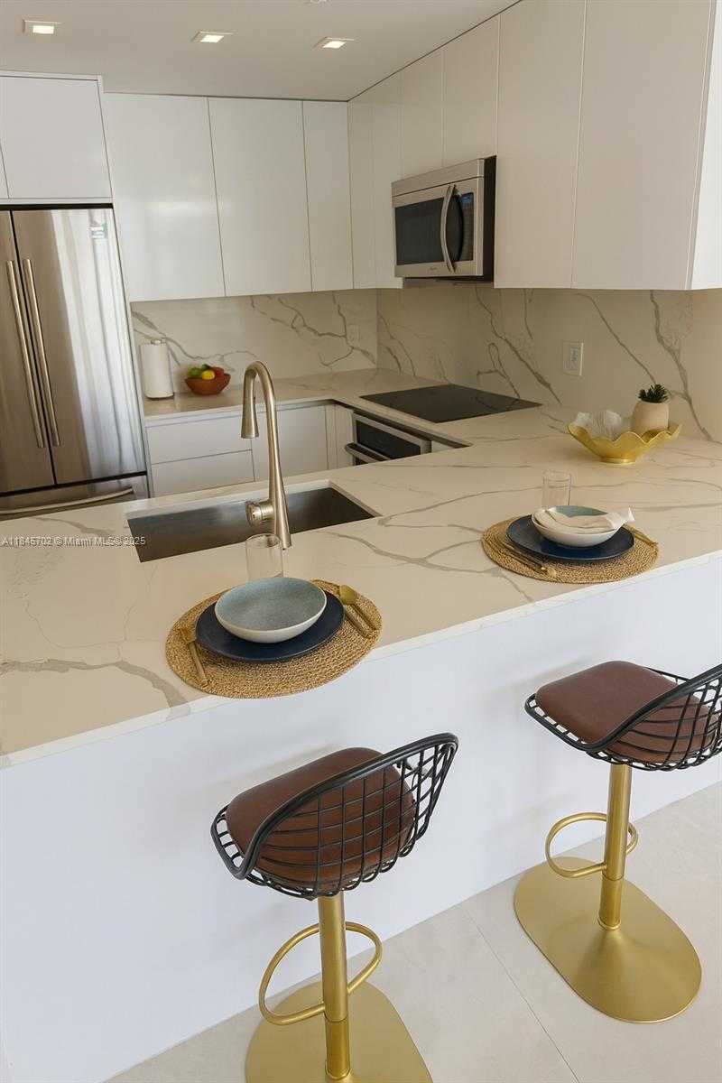 Small Image of 1300 BRICKELL BAY DR #3100, Miami Number 10
