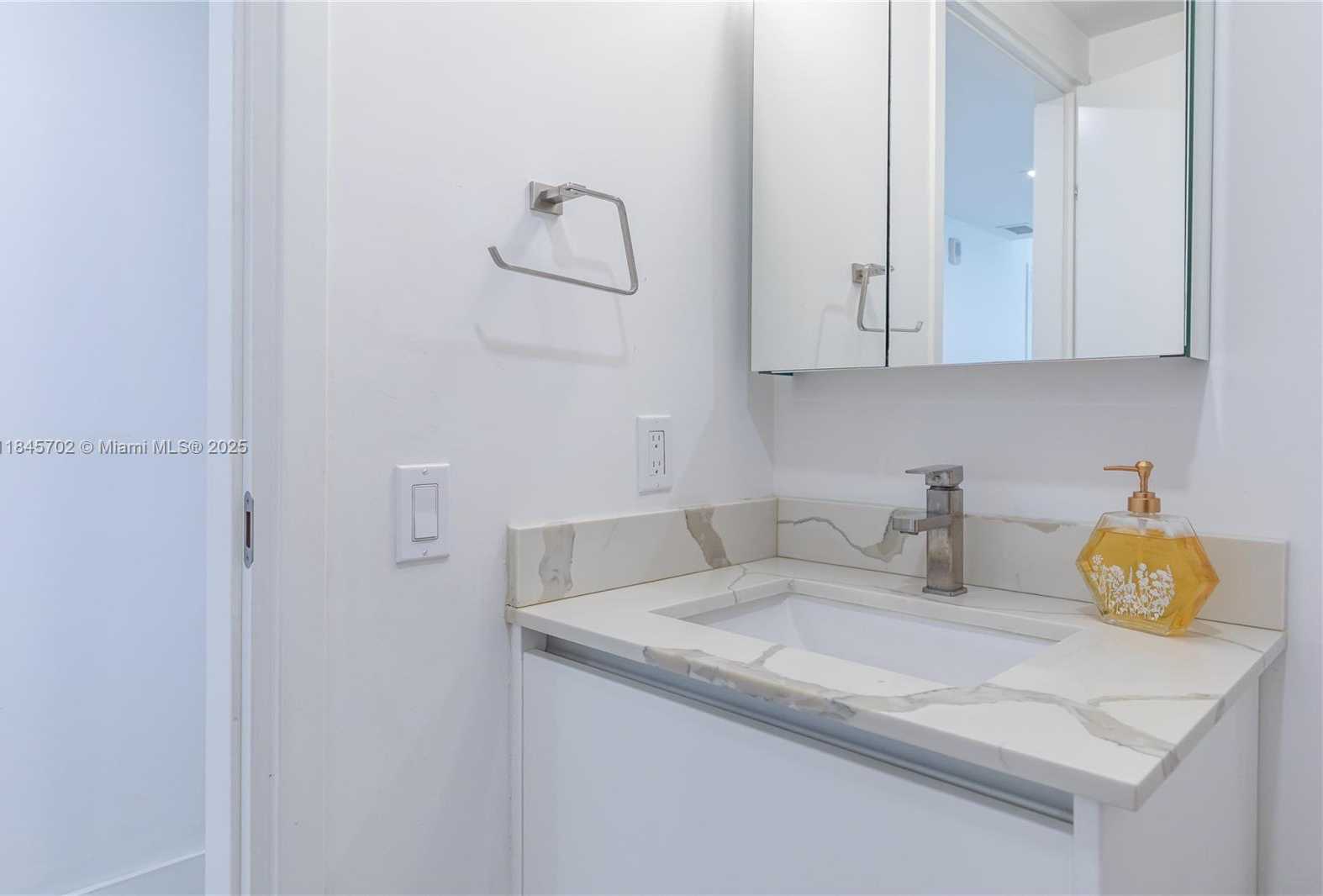 Small Image of 1300 BRICKELL BAY DR #3100, Miami Number 33