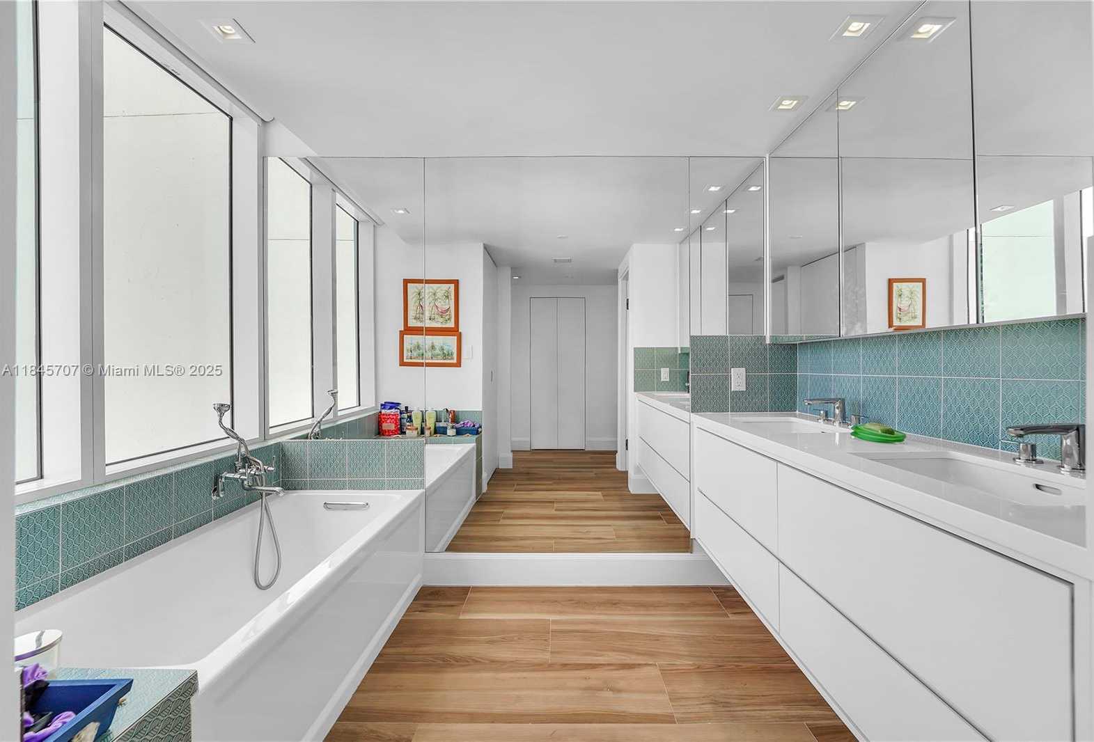 Small Image of 400 SOUTH POINTE DR #704, Miami Beach Number 29