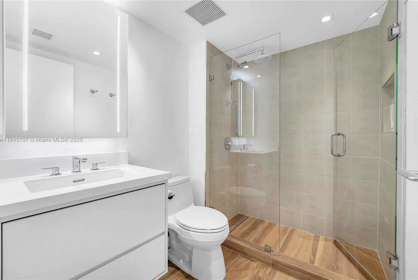 Small Image of 400 SOUTH POINTE DR #704, Miami Beach Number 34