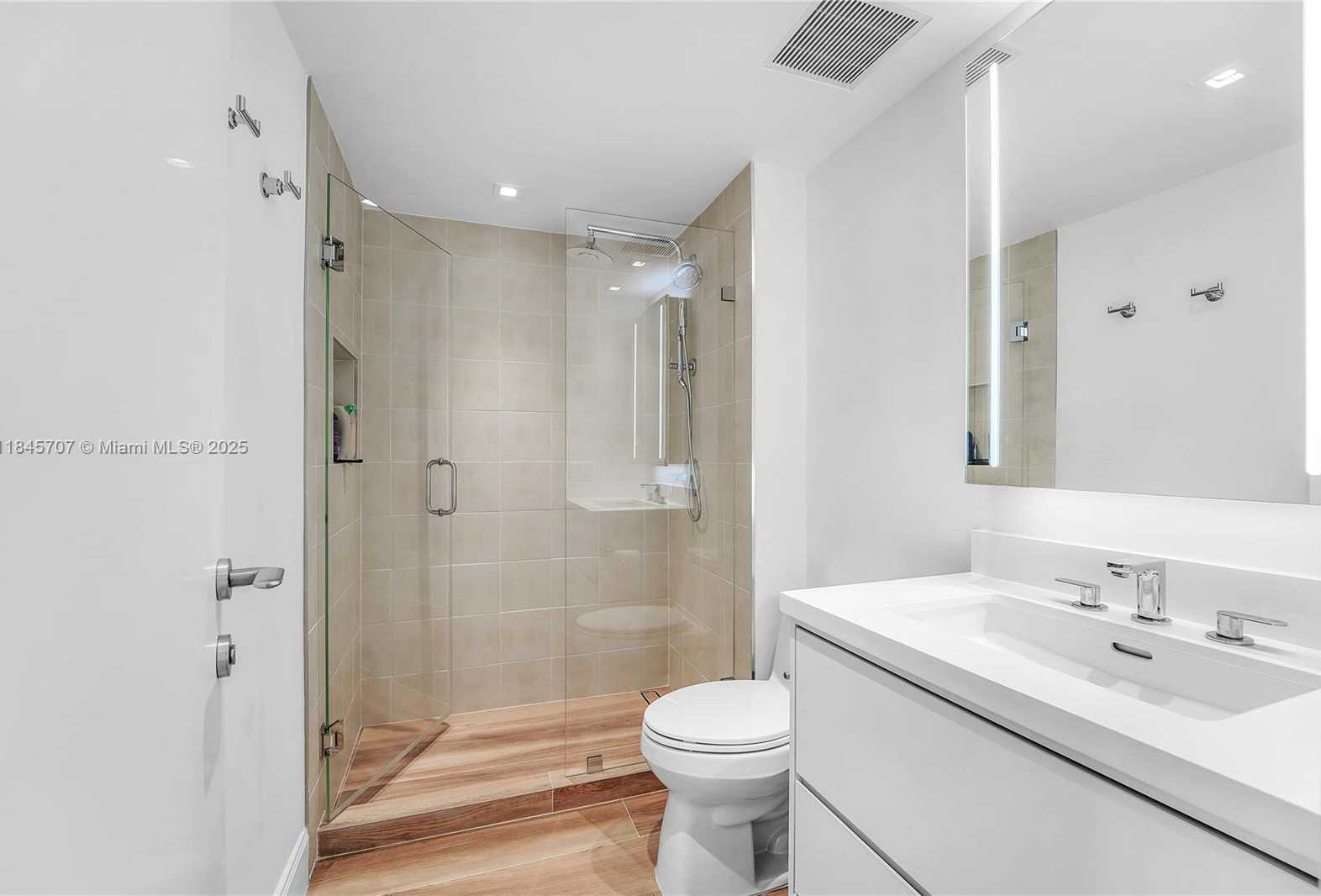Small Image of 400 SOUTH POINTE DR #704, Miami Beach Number 37