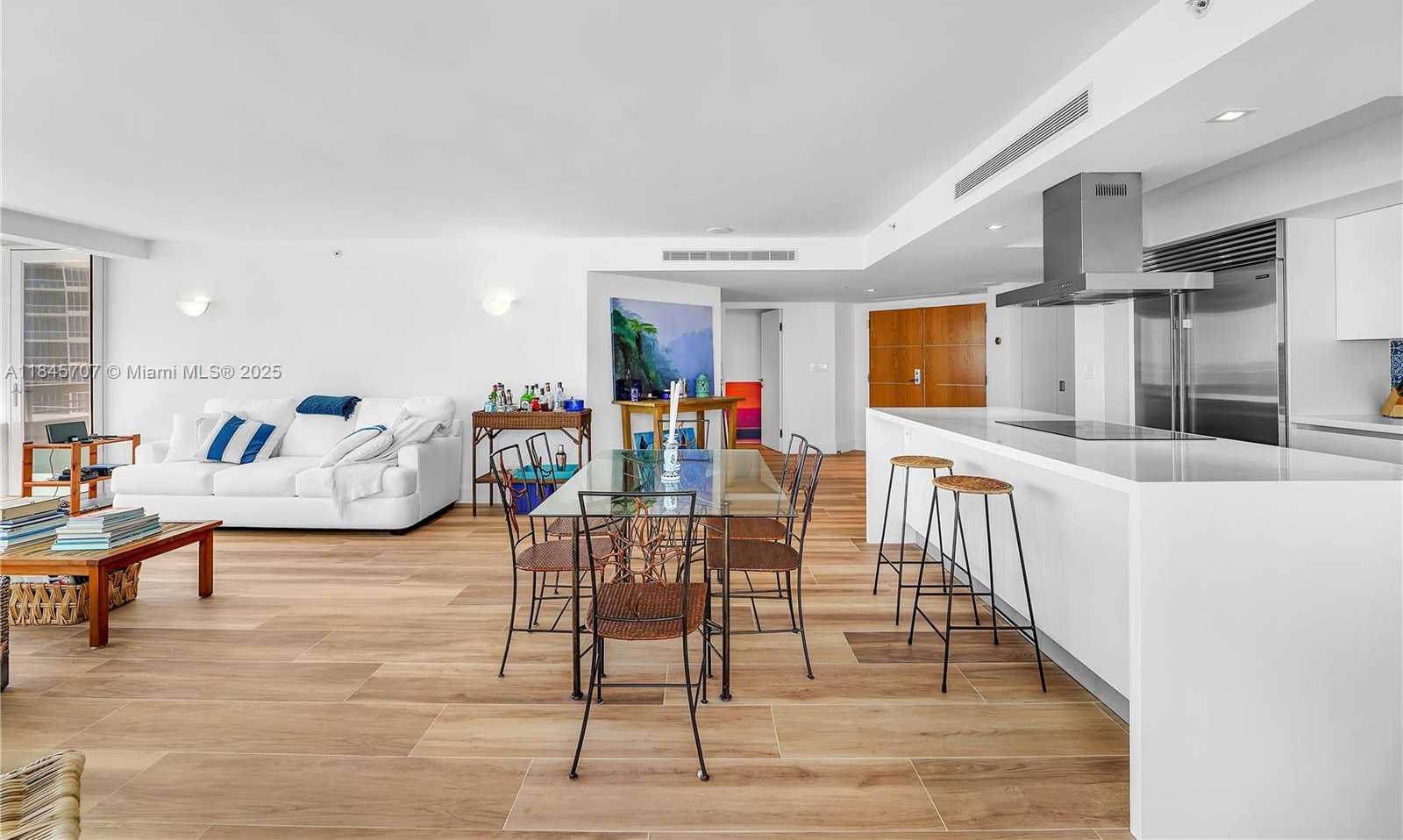 Small Image of 400 SOUTH POINTE DR #704, Miami Beach Number 4