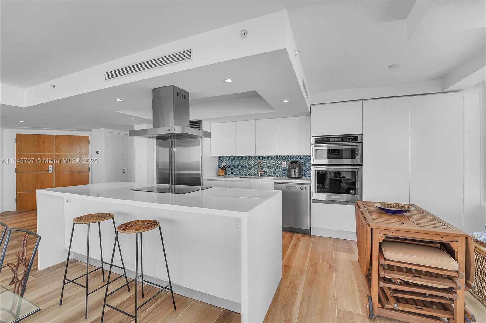 Small Image of 400 SOUTH POINTE DR #704, Miami Beach Number 6