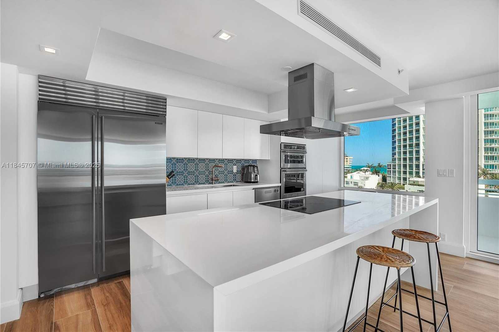 Small Image of 400 SOUTH POINTE DR #704, Miami Beach Number 7
