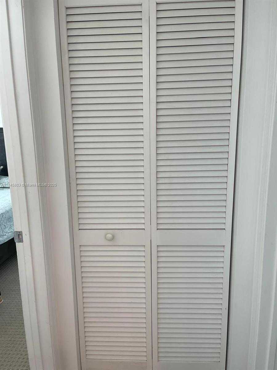Small Image of 950 BRICKELL BAY DR #3909, Miami Number 10