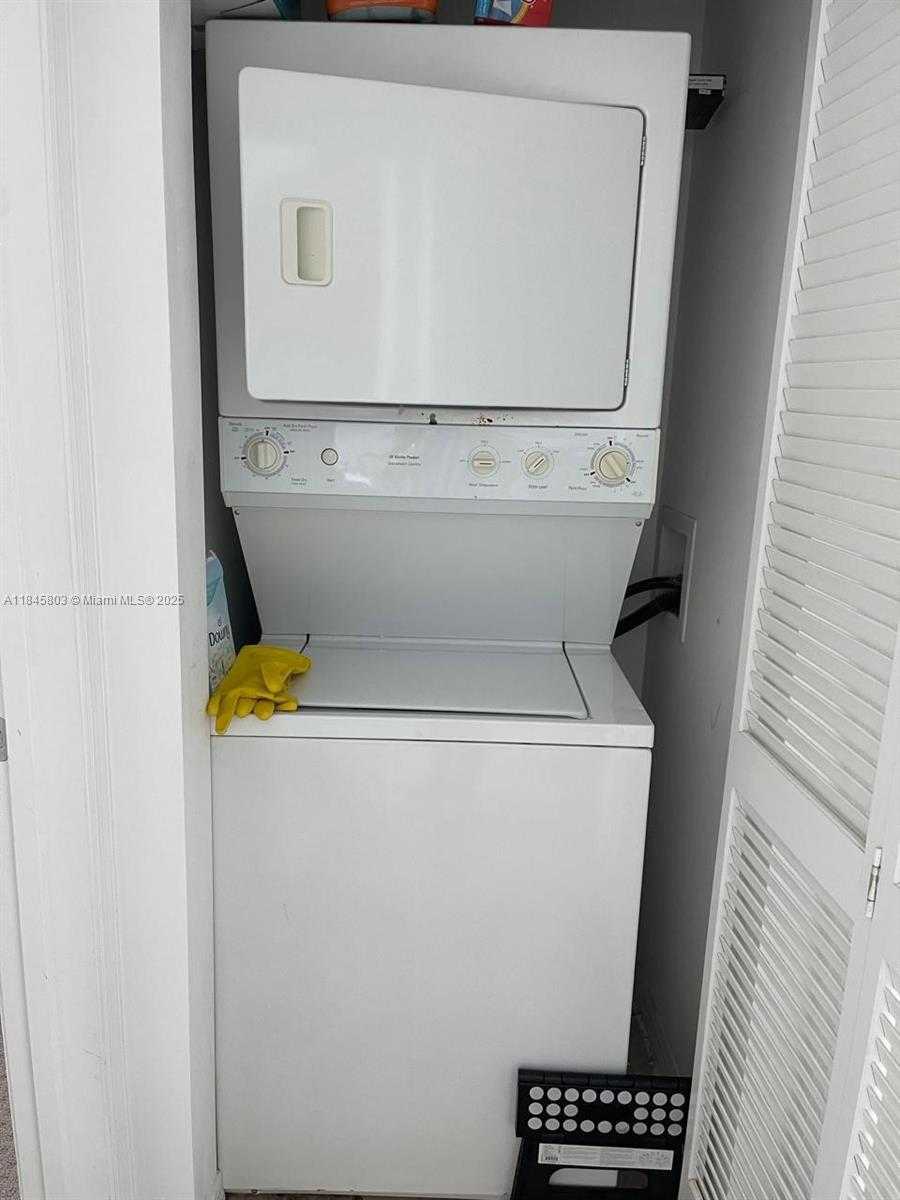 Small Image of 950 BRICKELL BAY DR #3909, Miami Number 11