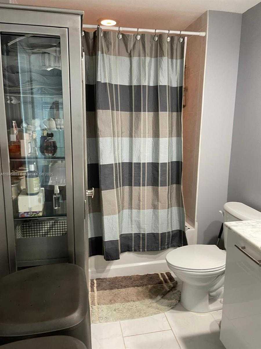 Small Image of 950 BRICKELL BAY DR #3909, Miami Number 9