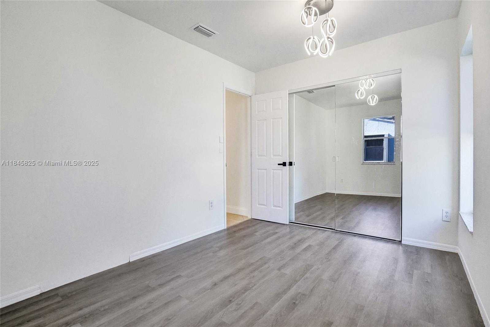 Small Image of 5421 HAWKES BLUFF AVE, Davie Number 7