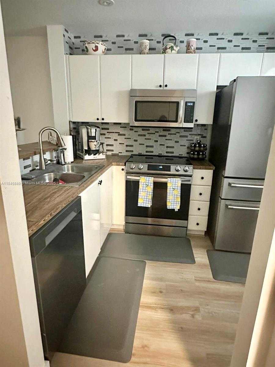 Small Image of 26260 SOUTH WEST 135TH PL #26260, Homestead Number 4