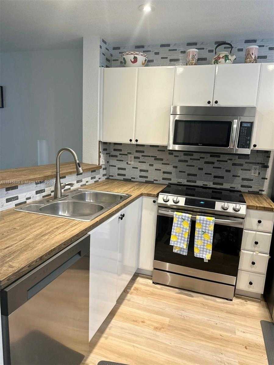 Small Image of 26260 SOUTH WEST 135TH PL #26260, Homestead Number 5
