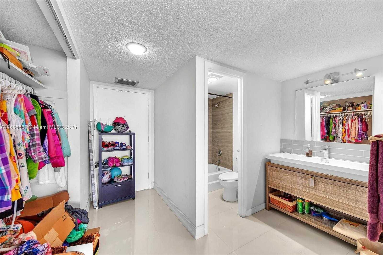 Small Image of 11111 BISCAYNE BLVD #12G, Miami Number 15