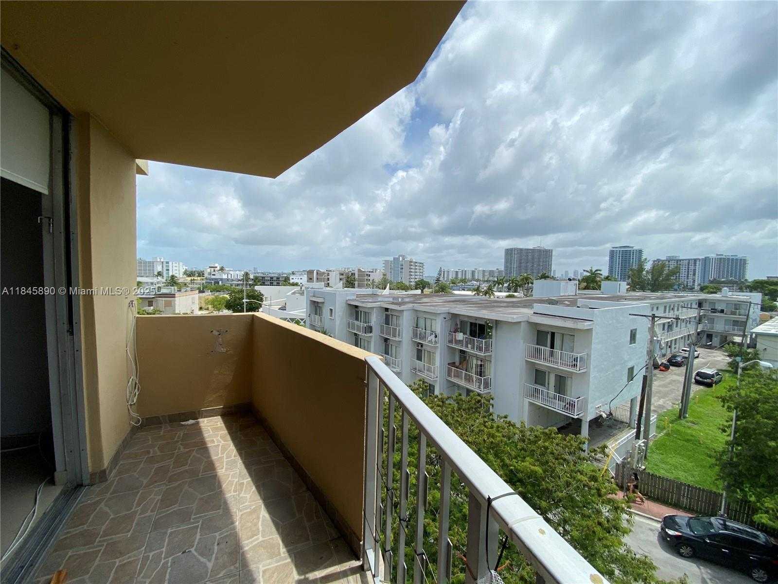 Small Image of 1990 MARSEILLE DR #506, Miami Beach Number 11