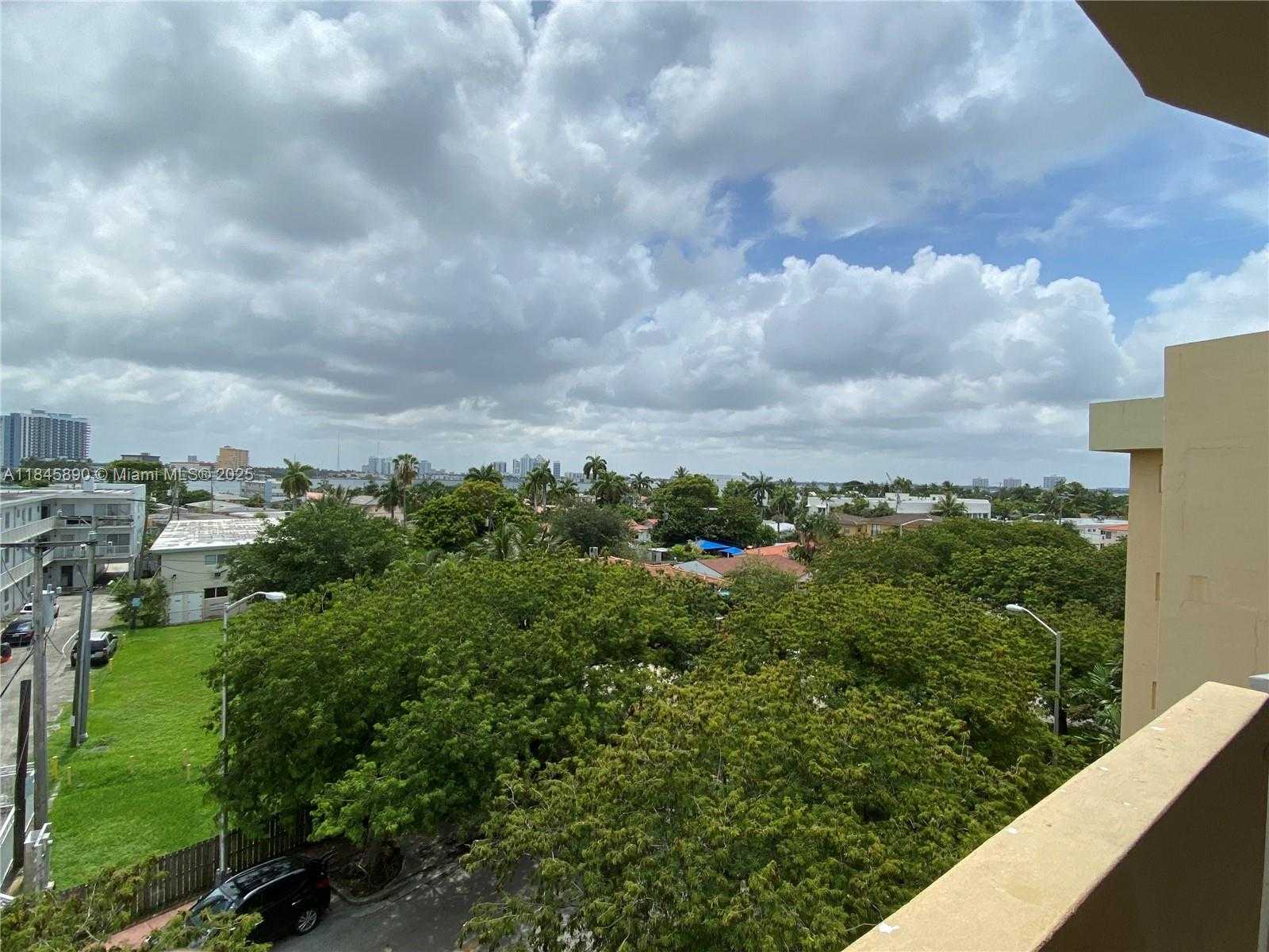 Small Image of 1990 MARSEILLE DR #506, Miami Beach Number 13