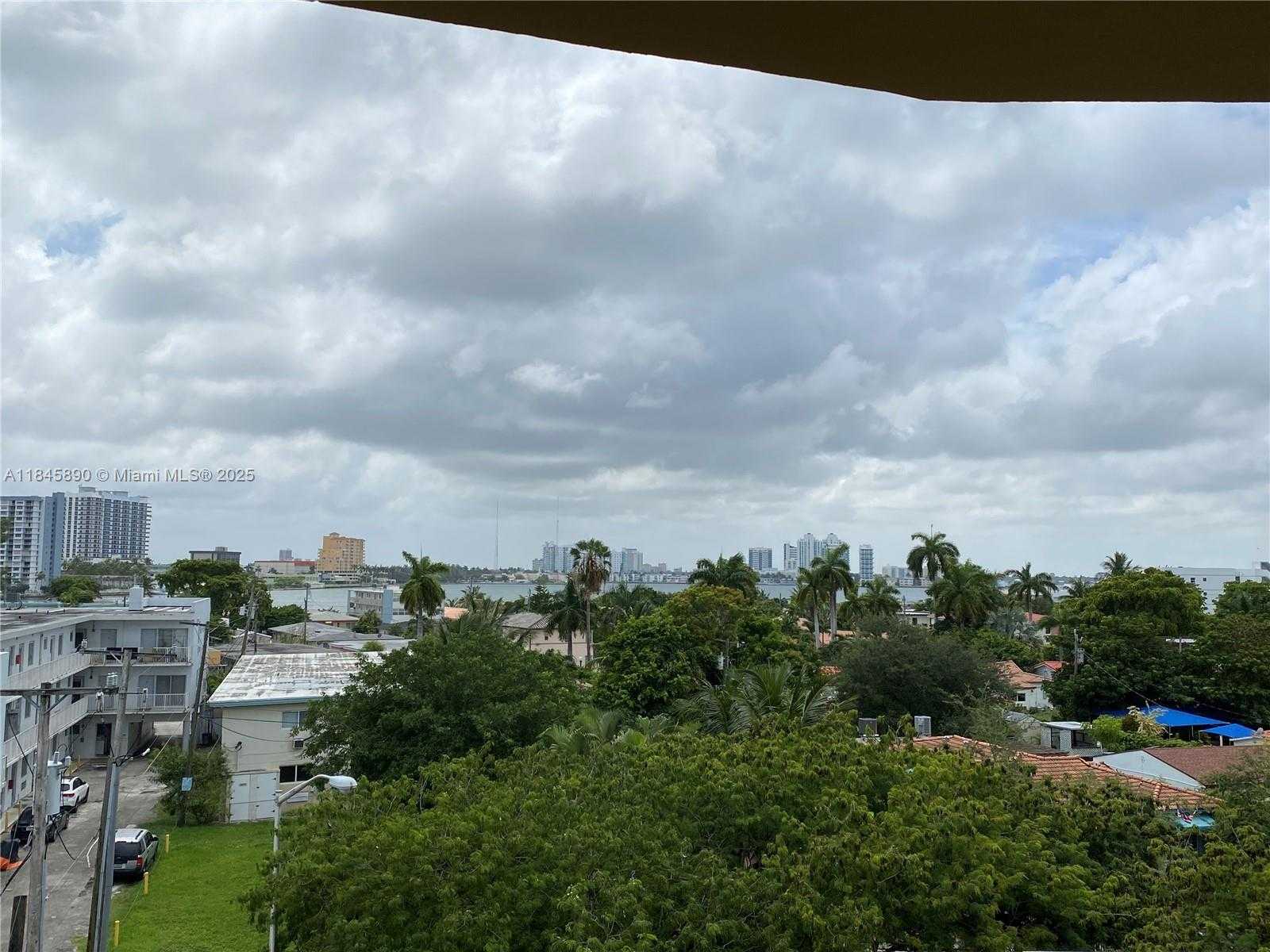 Small Image of 1990 MARSEILLE DR #506, Miami Beach Number 14