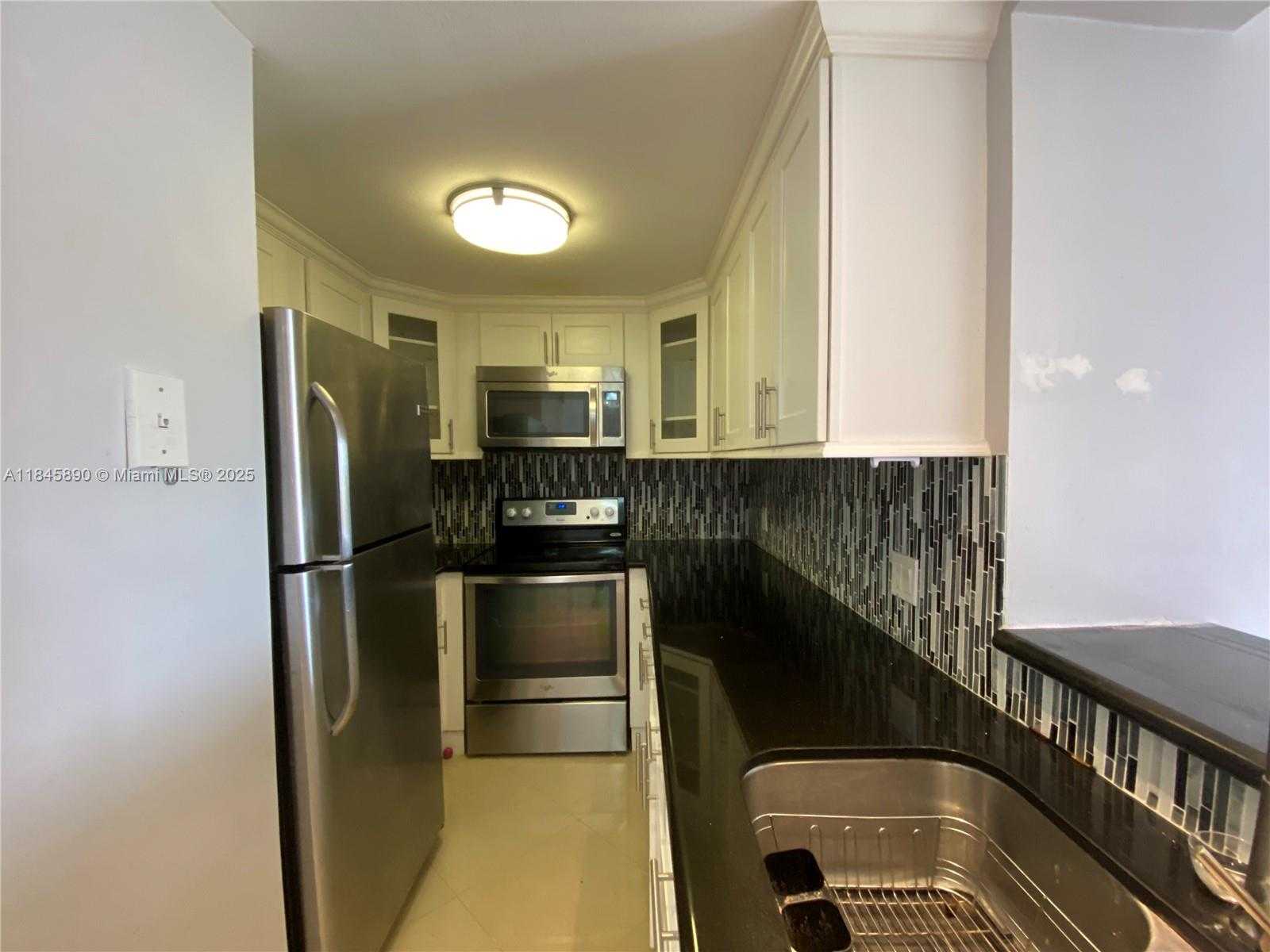 Small Image of 1990 MARSEILLE DR #506, Miami Beach Number 4