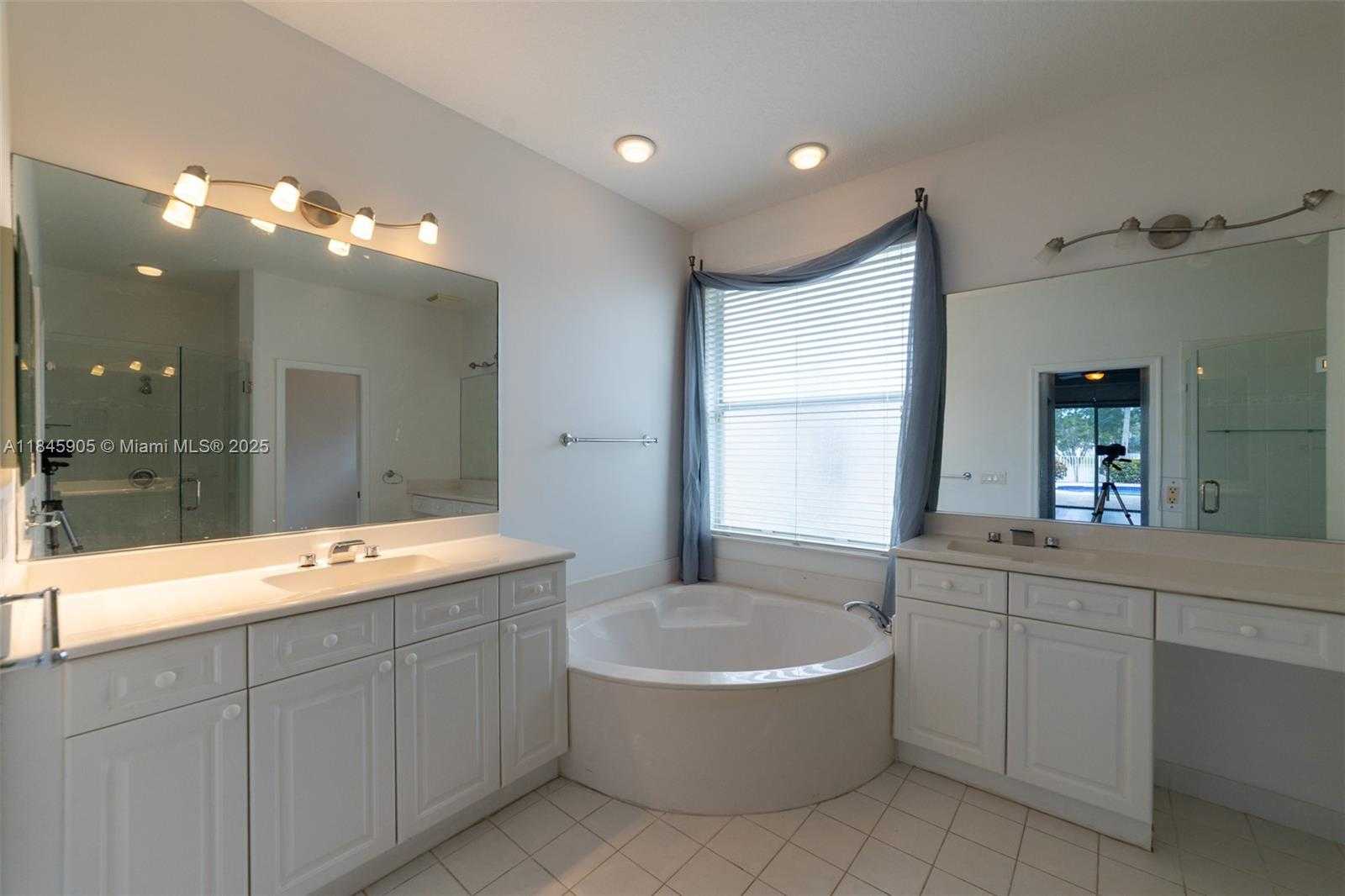 Small Image of 896 MARINA DR, Weston Number 32