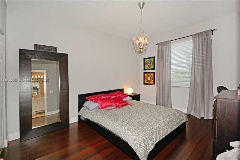Small Image of 896 MARINA DR, Weston Number 35