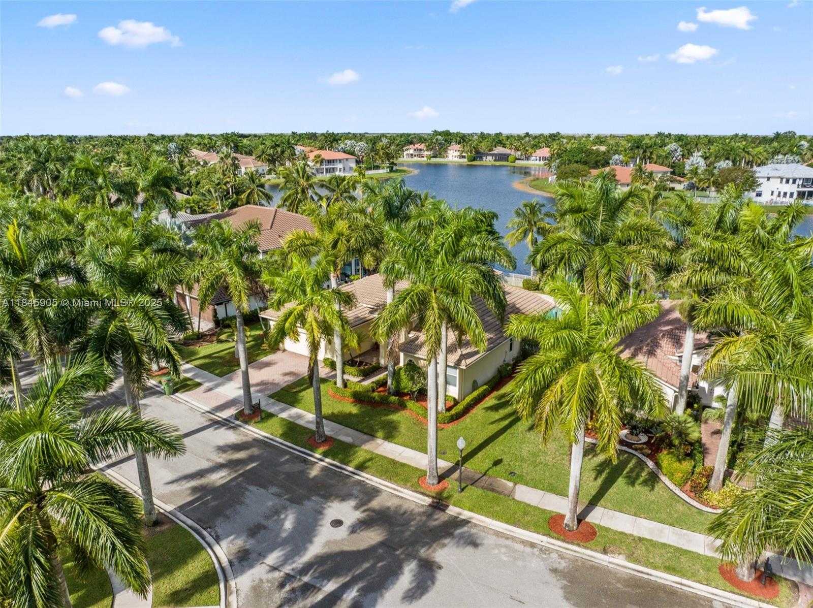 Small Image of 896 MARINA DR, Weston Number 5