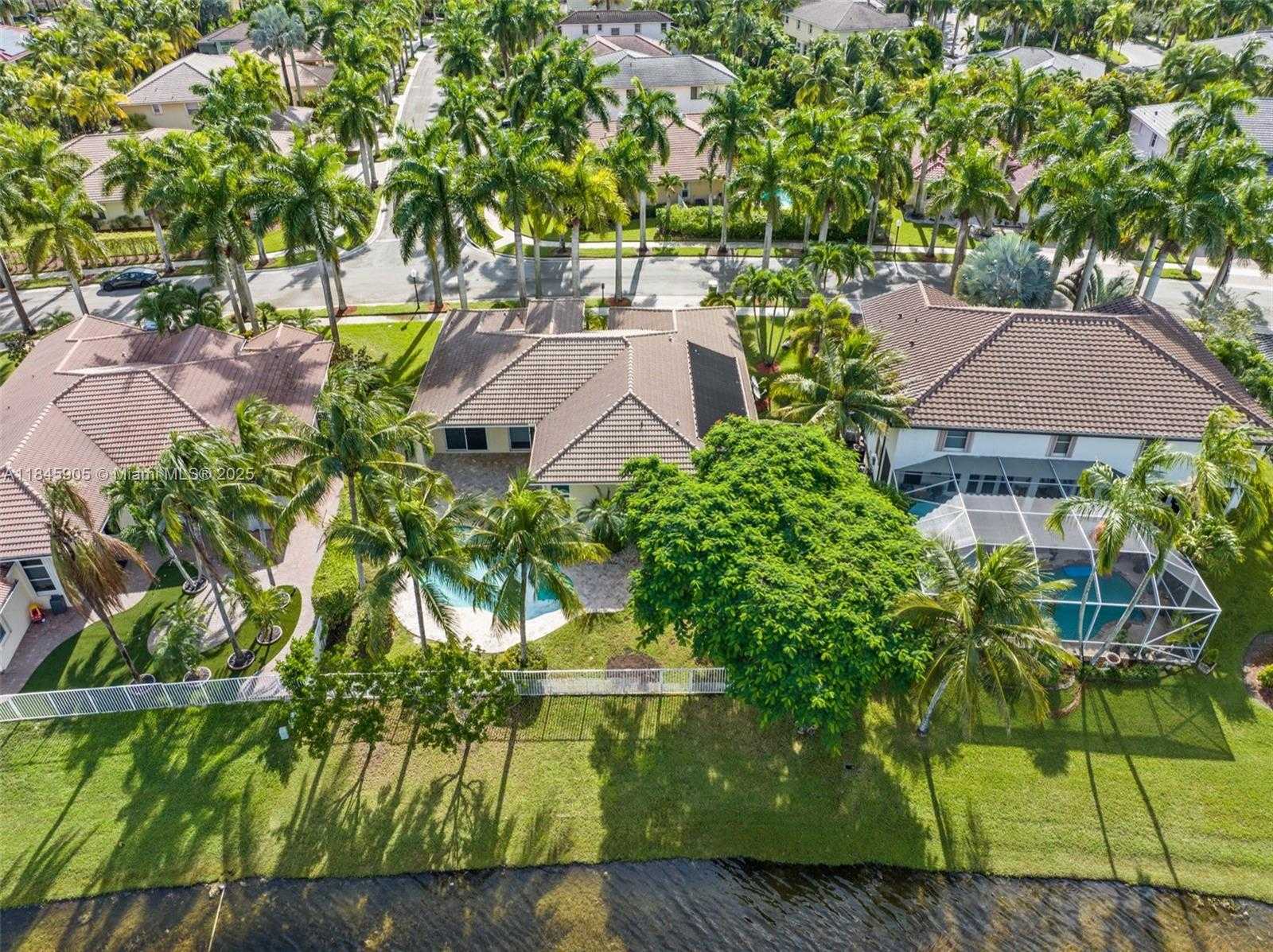 Small Image of 896 MARINA DR, Weston Number 9