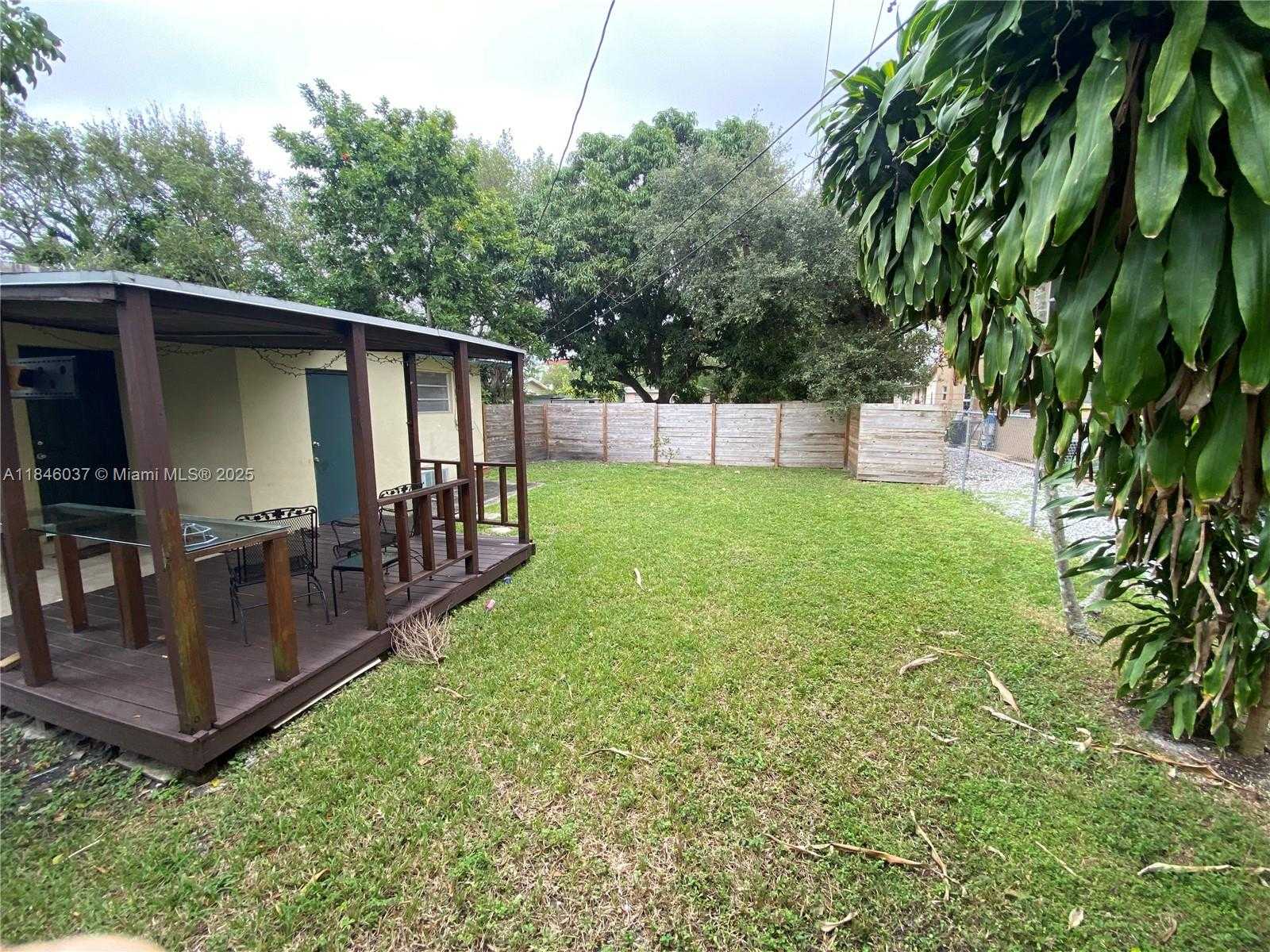 Small Image of 2446 JOHNSON ST, Hollywood Number 10