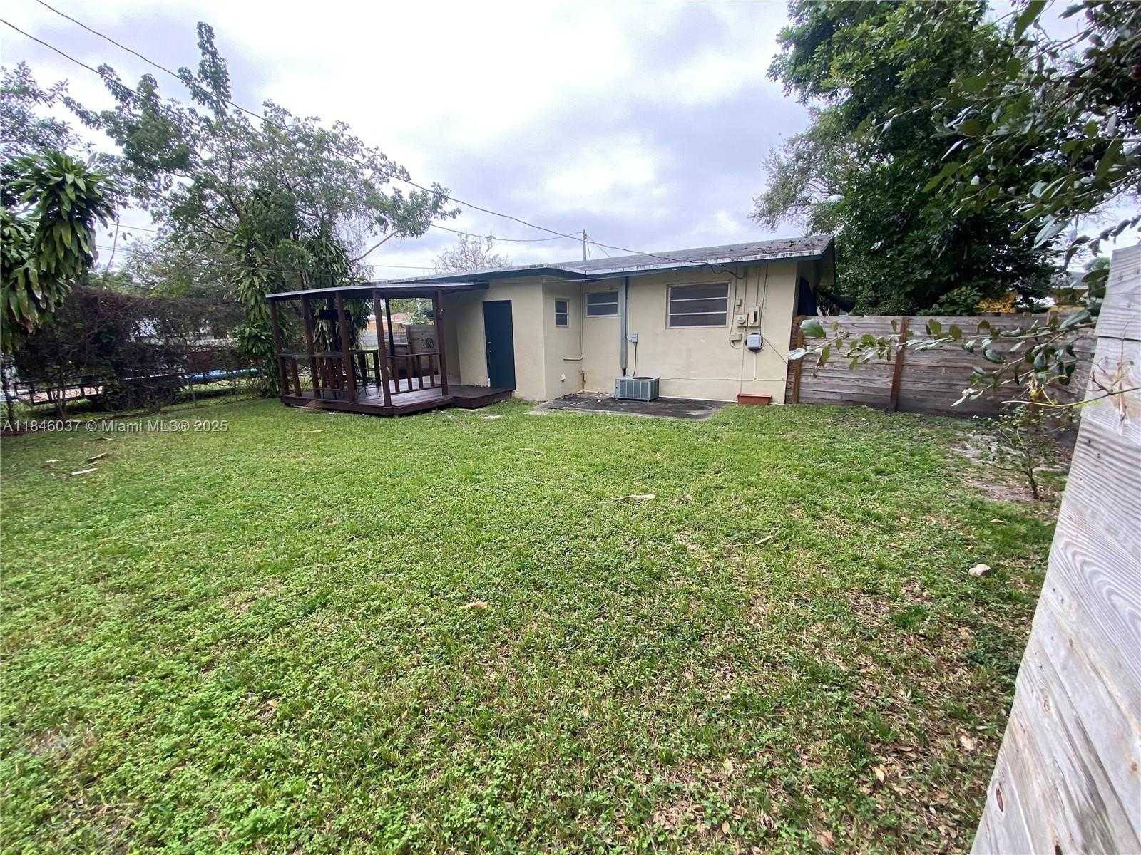 Small Image of 2446 JOHNSON ST, Hollywood Number 11
