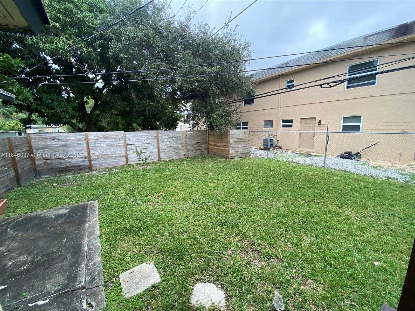 Small Image of 2446 JOHNSON ST, Hollywood Number 12