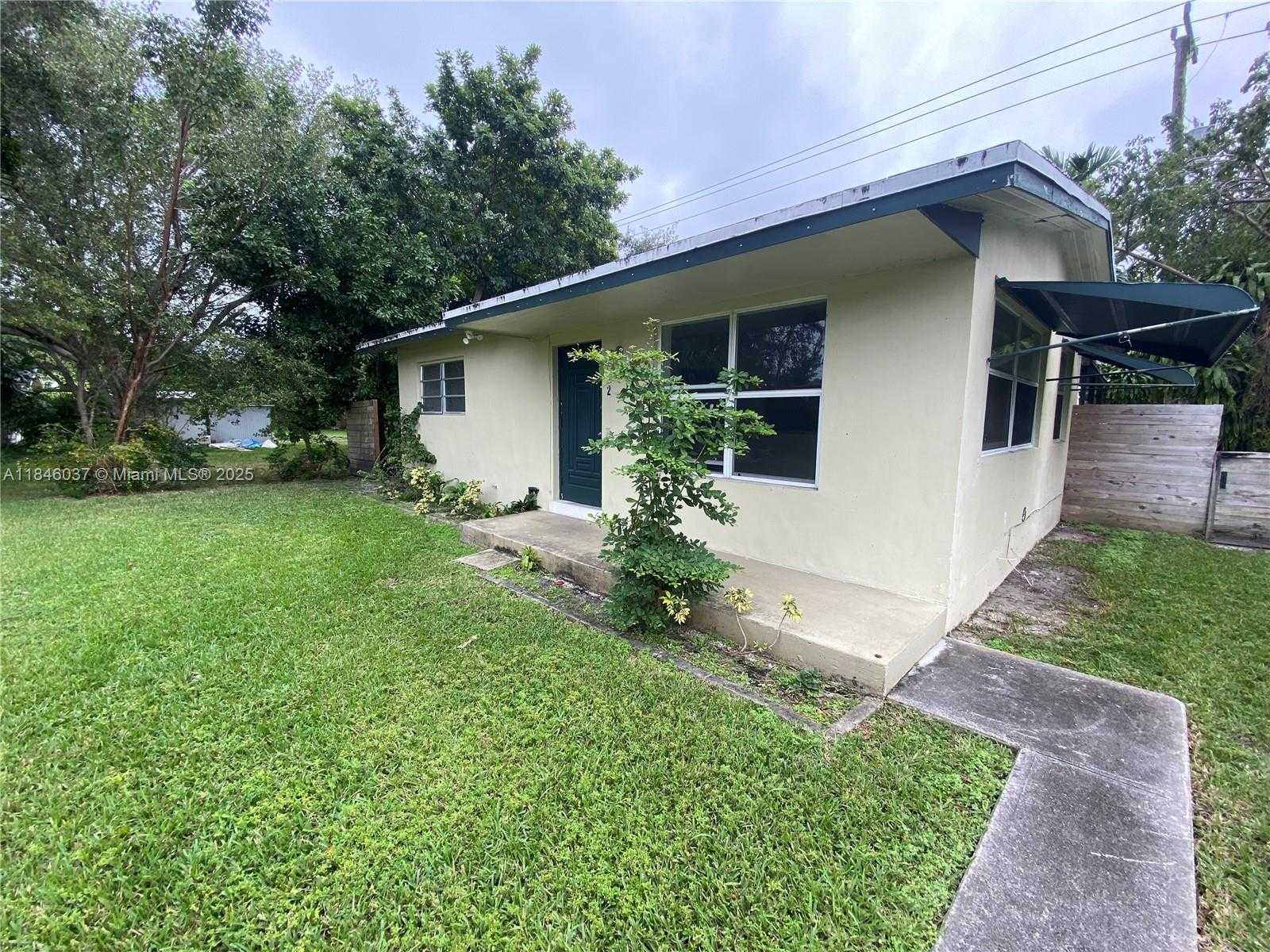 Small Image of 2446 JOHNSON ST, Hollywood Number 2