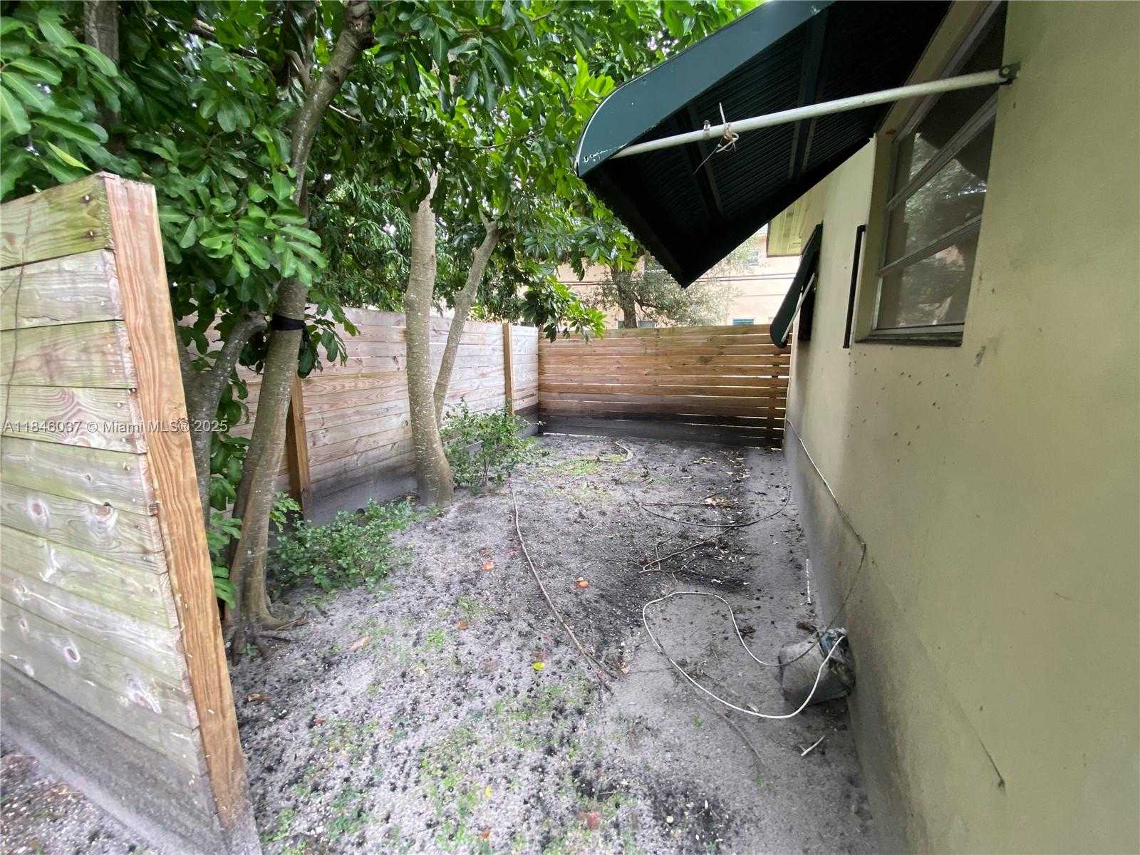 Small Image of 2446 JOHNSON ST, Hollywood Number 22