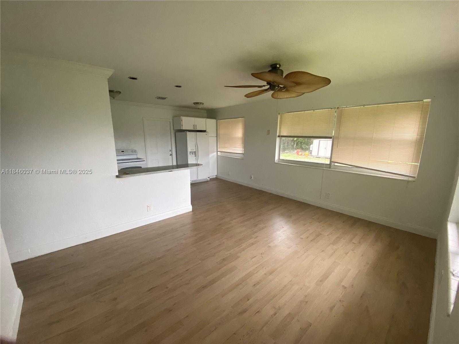 Small Image of 2446 JOHNSON ST, Hollywood Number 3