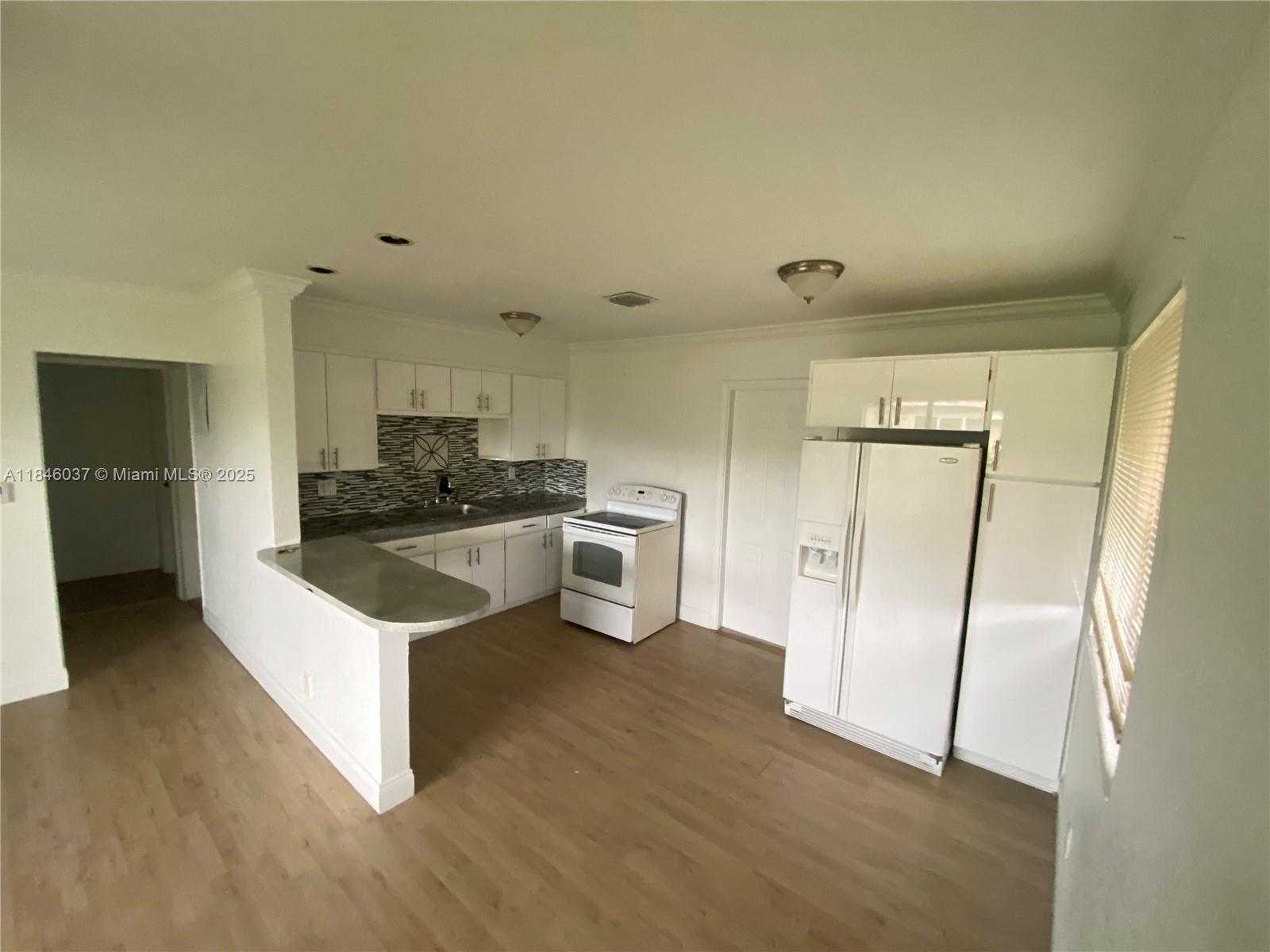 Small Image of 2446 JOHNSON ST, Hollywood Number 4