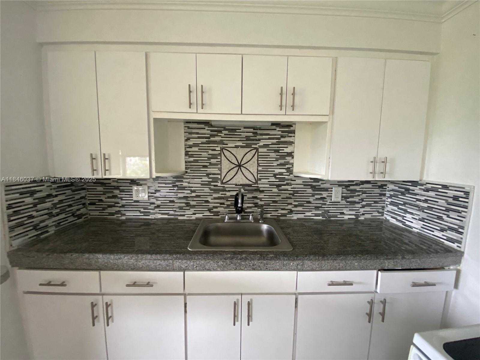 Small Image of 2446 JOHNSON ST, Hollywood Number 6