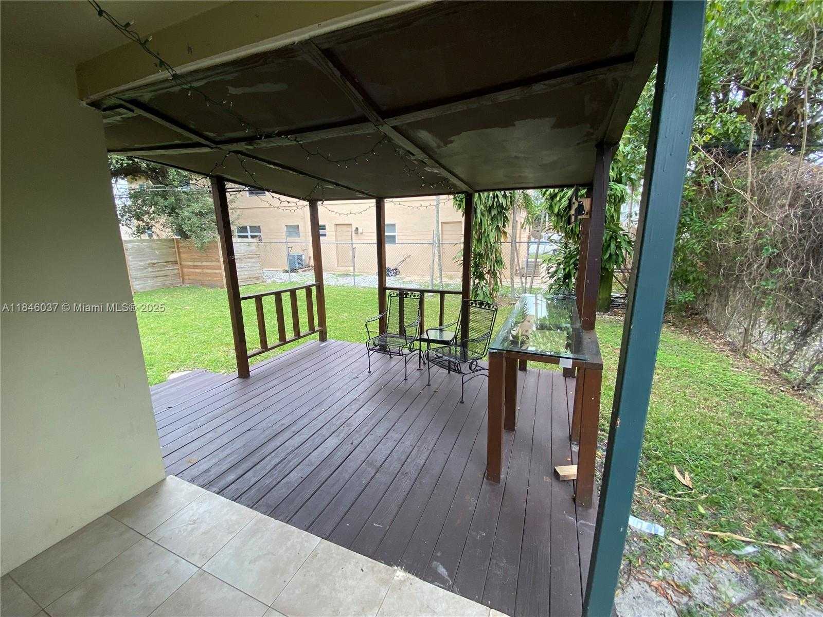 Small Image of 2446 JOHNSON ST, Hollywood Number 7