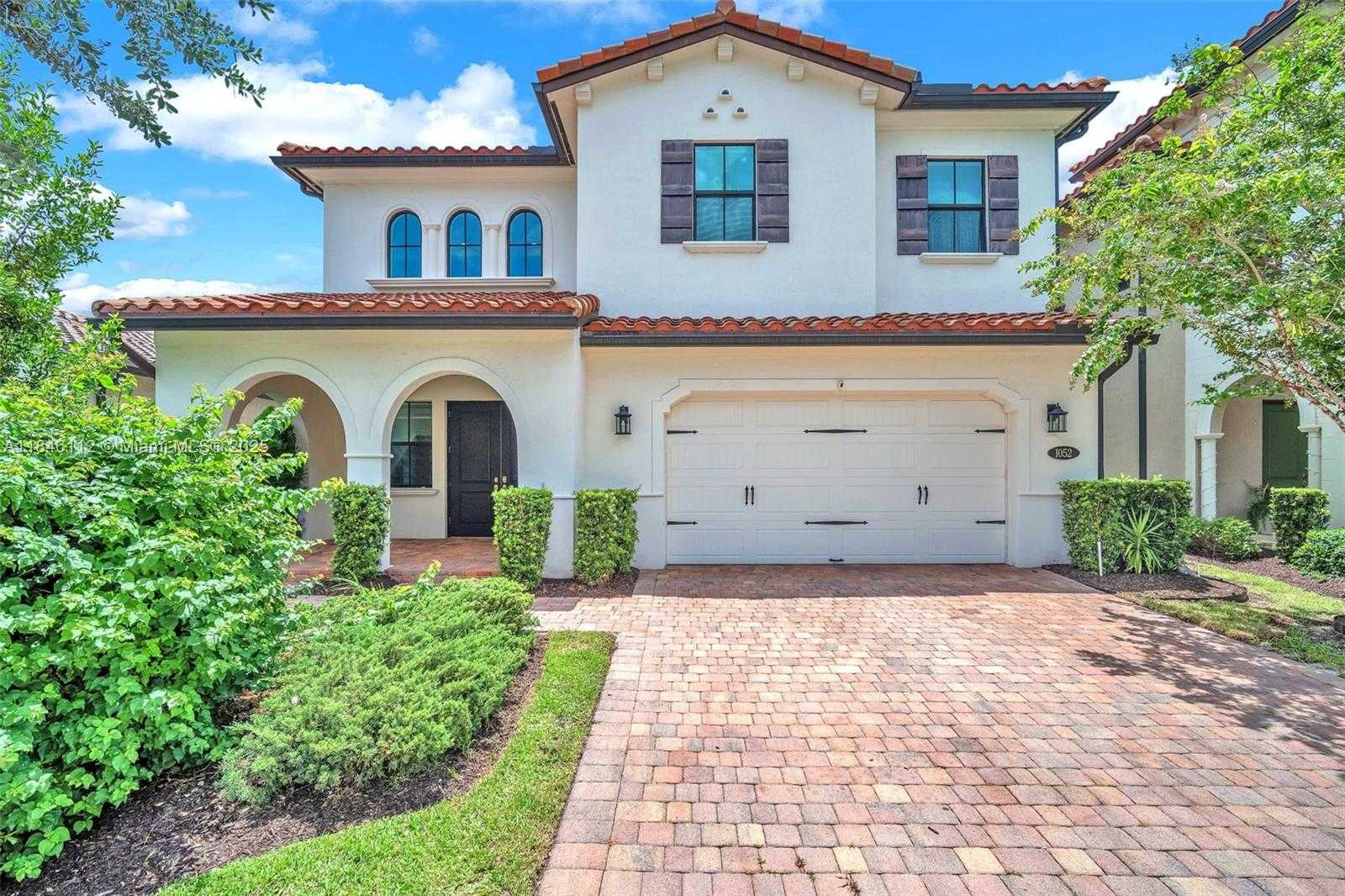 Small Image of 1052 SOUTH WEST 113TH WAY #1052, Pembroke Pines Number 2