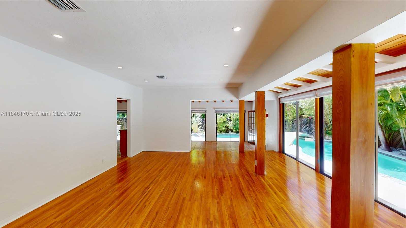 Small Image of 2490 TRAPP AVE, Miami Number 10