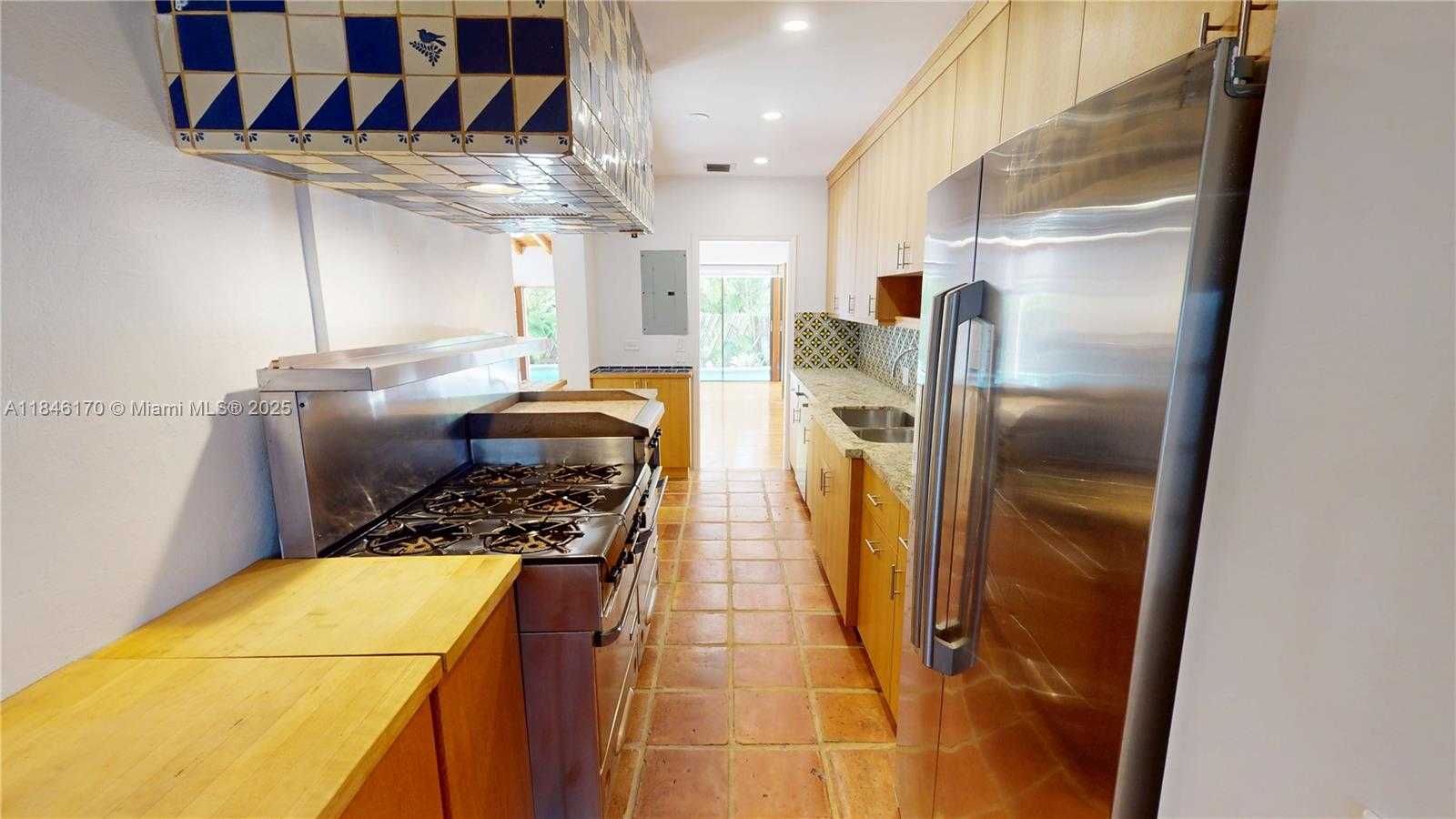 Small Image of 2490 TRAPP AVE, Miami Number 12