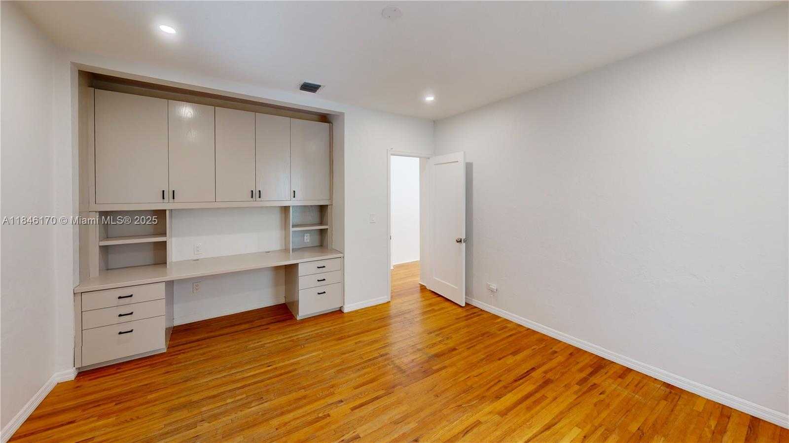 Small Image of 2490 TRAPP AVE, Miami Number 13