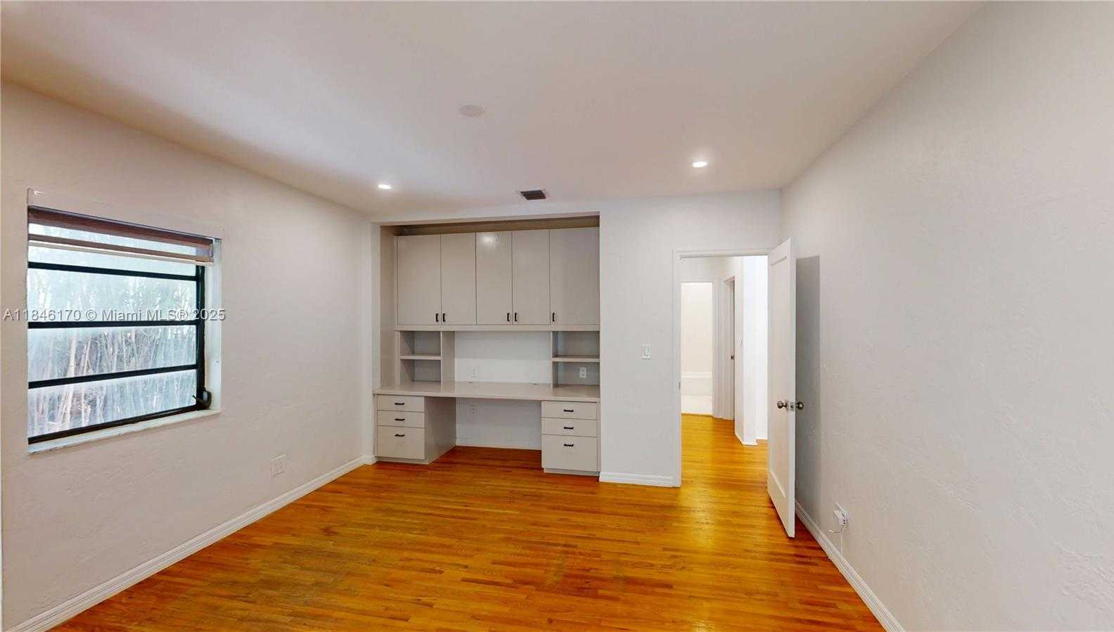 Small Image of 2490 TRAPP AVE, Miami Number 14