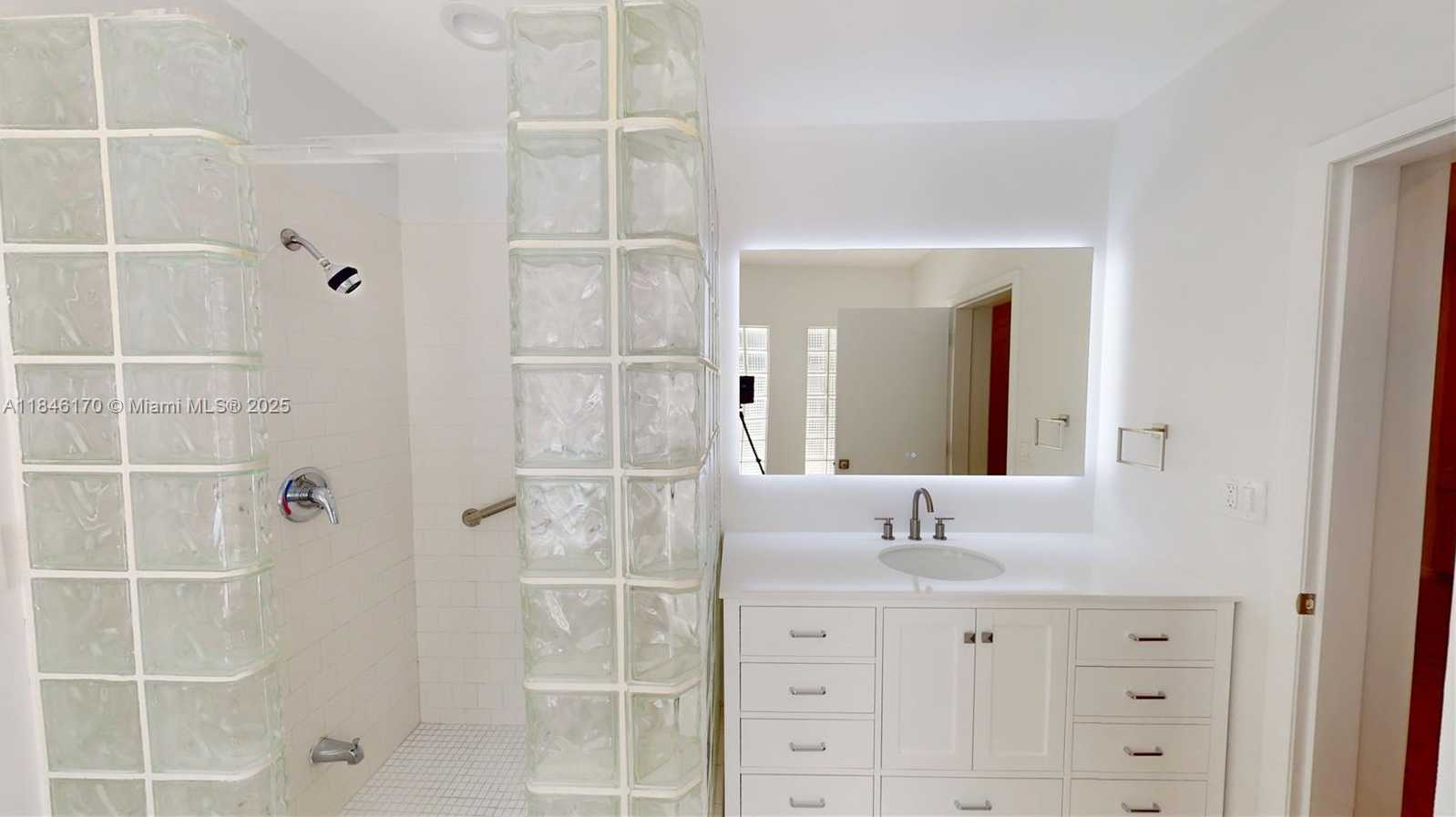 Small Image of 2490 TRAPP AVE, Miami Number 16