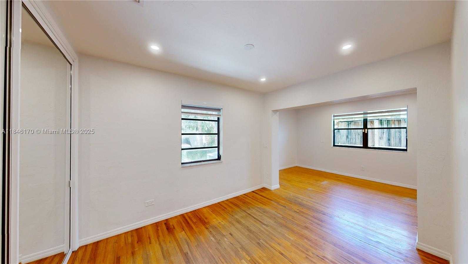 Small Image of 2490 TRAPP AVE, Miami Number 17