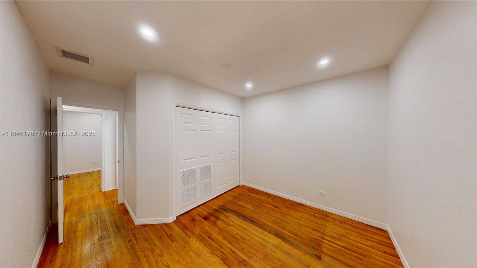 Small Image of 2490 TRAPP AVE, Miami Number 22