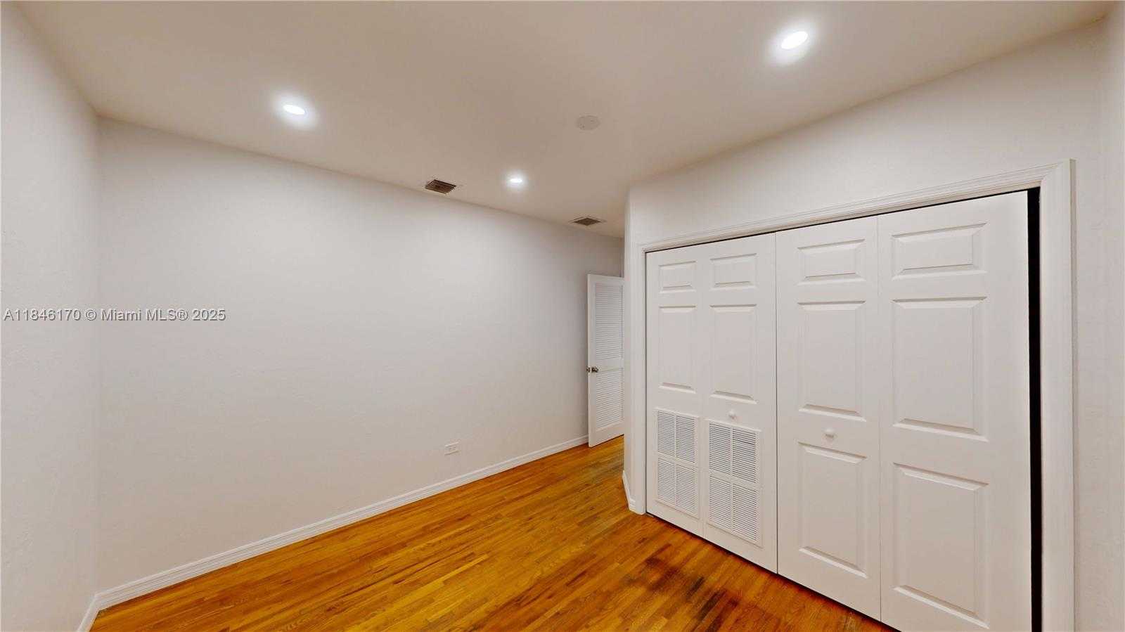 Small Image of 2490 TRAPP AVE, Miami Number 23