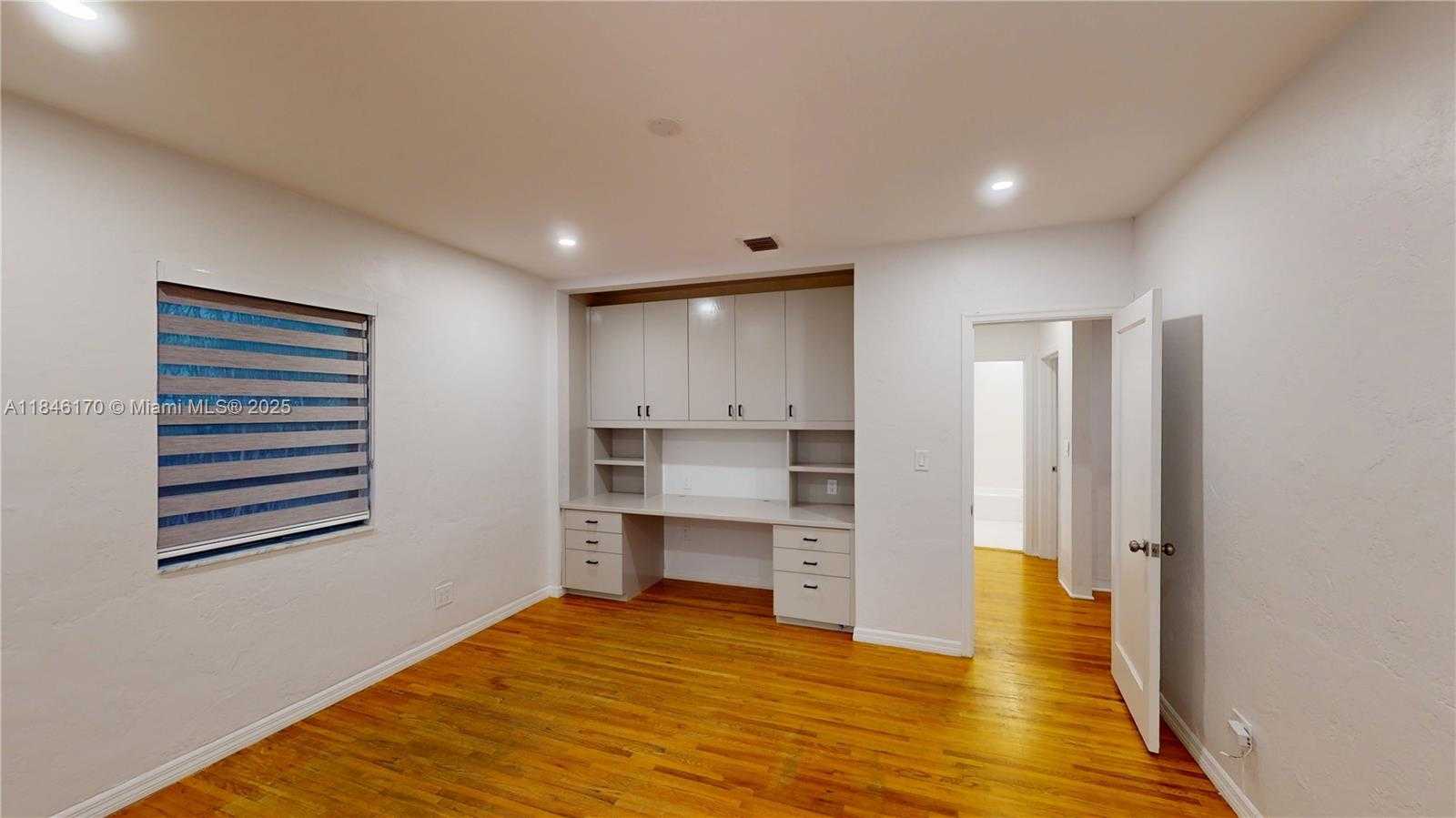 Small Image of 2490 TRAPP AVE, Miami Number 28