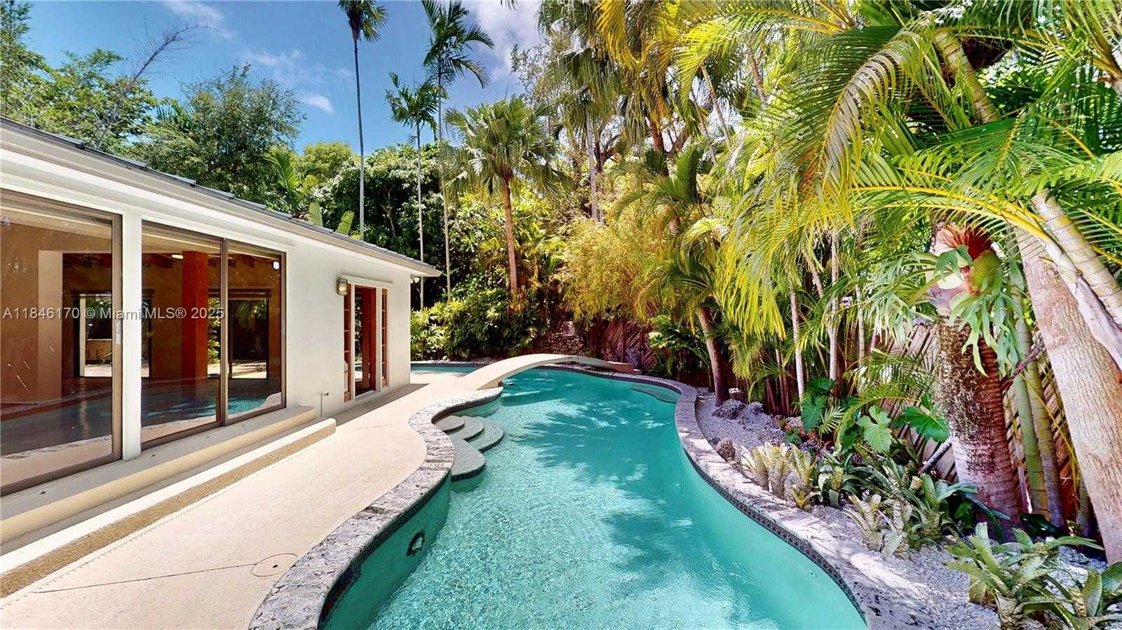 Small Image of 2490 TRAPP AVE, Miami Number 3