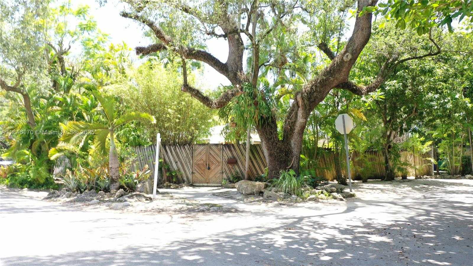 Small Image of 2490 TRAPP AVE, Miami Number 32
