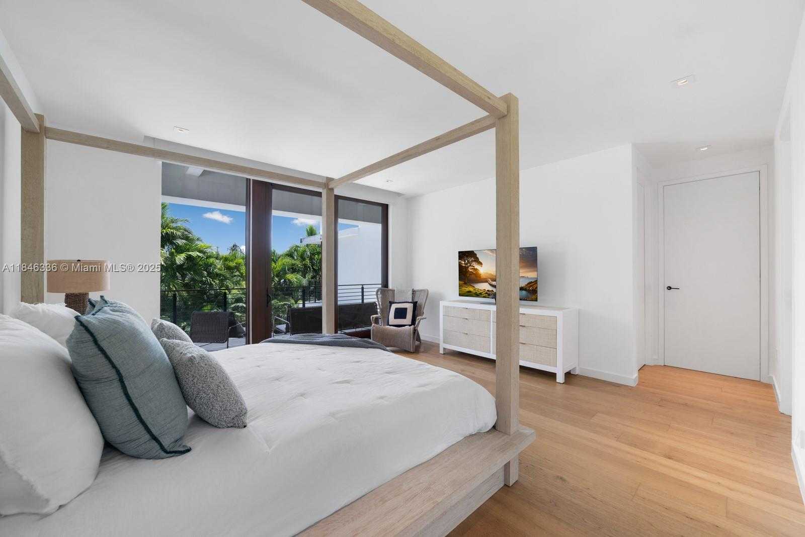 Small Image of 110 VENETIAN WAY, Miami Beach Number 15