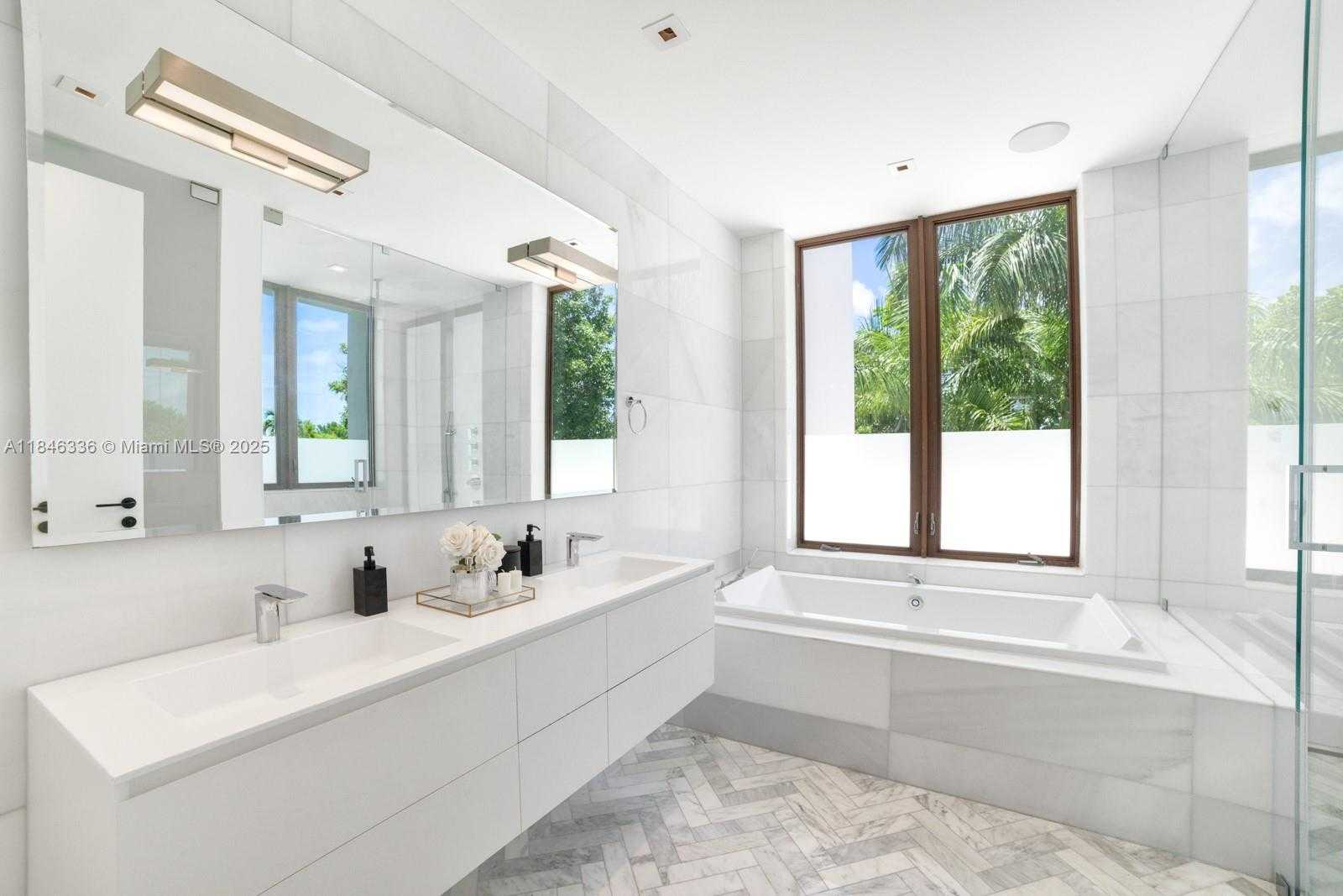 Small Image of 110 VENETIAN WAY, Miami Beach Number 16
